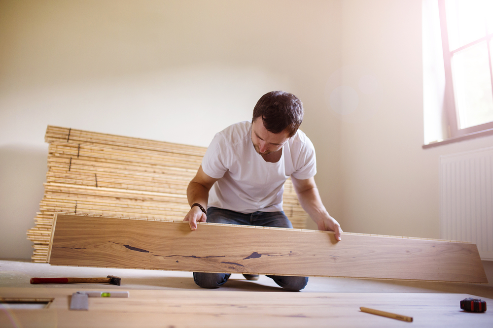 Laying your first row of laminate flooring